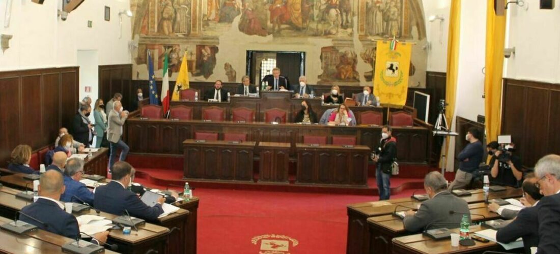 Napoli: dal Consiglio ok al Bilancio. Manovra da 610 mln con fondi per strade, trasporti, sviluppo del territorio